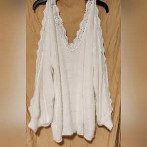 White cold lace sleeve sweater